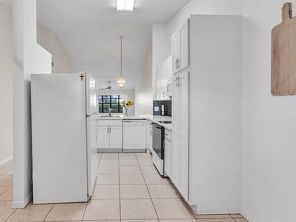 4th image of 12185 Country Greens Blvd