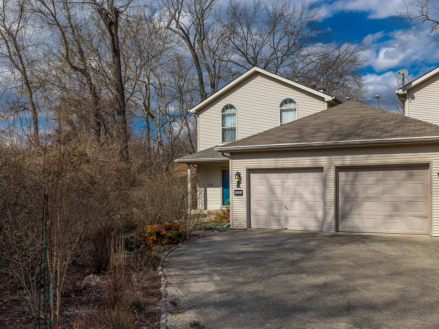 285 Rosemont Gdn — Photo 1