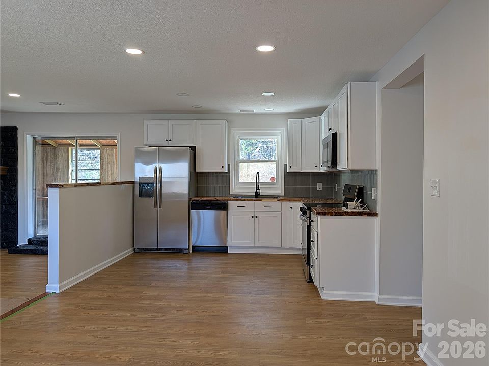 1st image of 945 Summers Rd