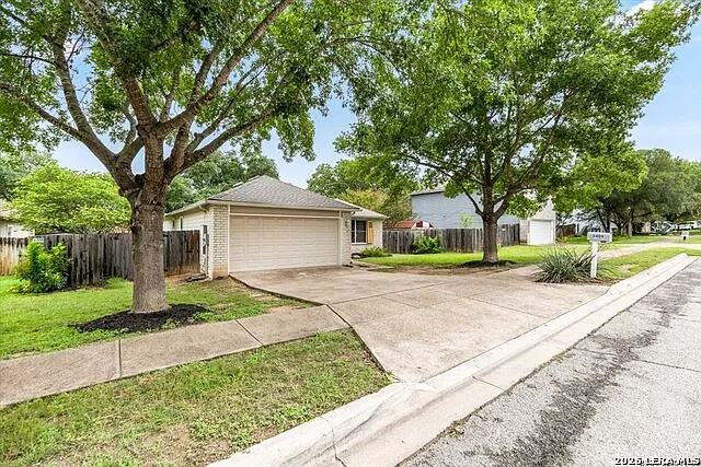 3 bed, 2.0 bath, 1713 sqft, $2,100 — Photo 2