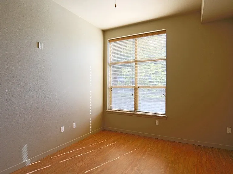 Monroe Street Apartments — Photo 9