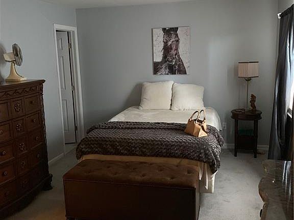 4th image of 17 Red Barn Ln