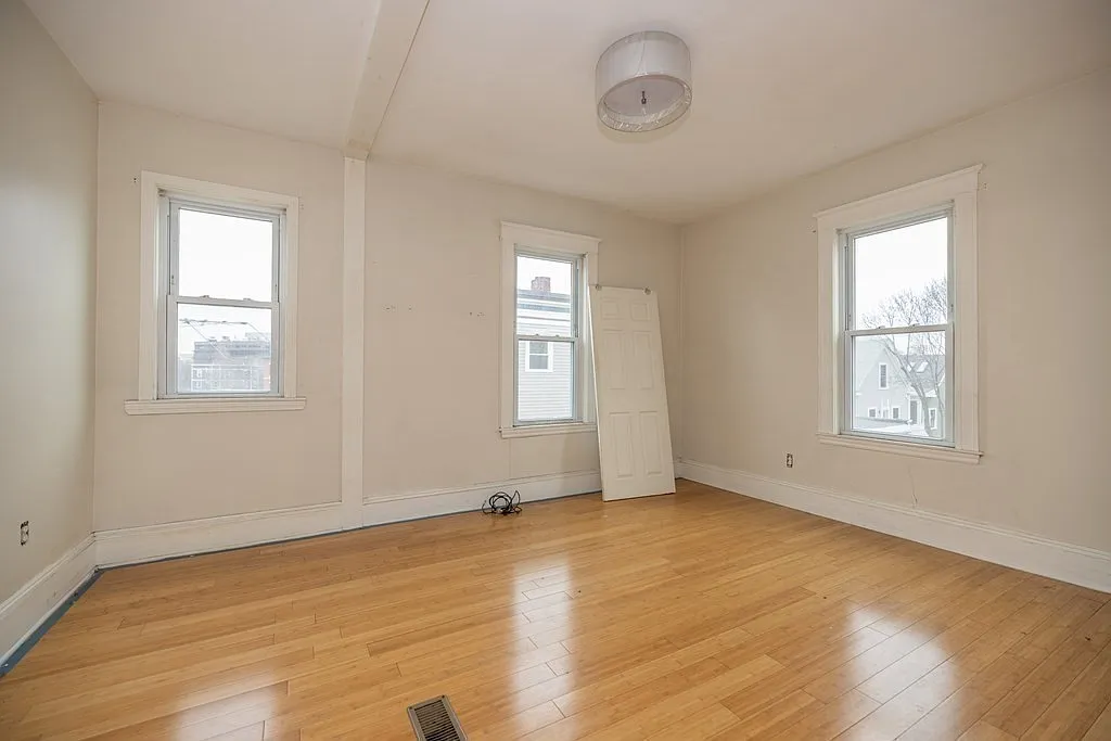4 bed, 1.5 bath, 1225 sqft, $5,250 — Photo 4