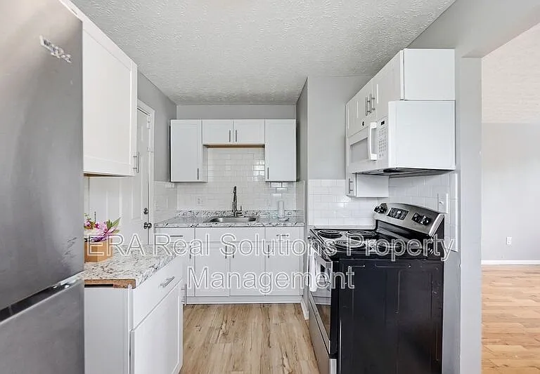 977 13th Ave — Photo 10