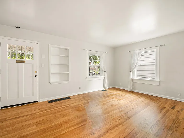 457 E Royal Forest Blvd — Photo 3