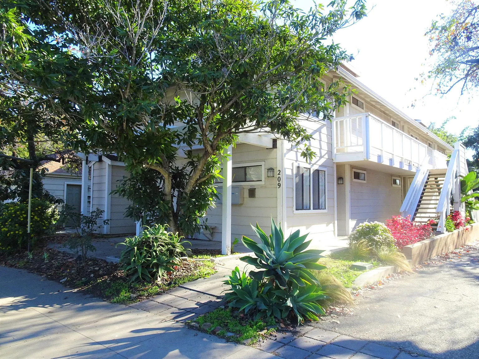 209 W Cota Street — Photo 2