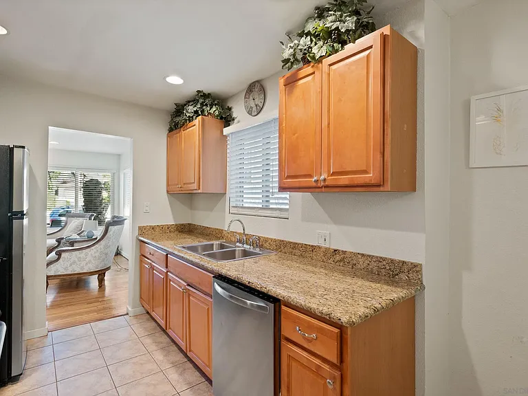 647 Loring St — Photo 8
