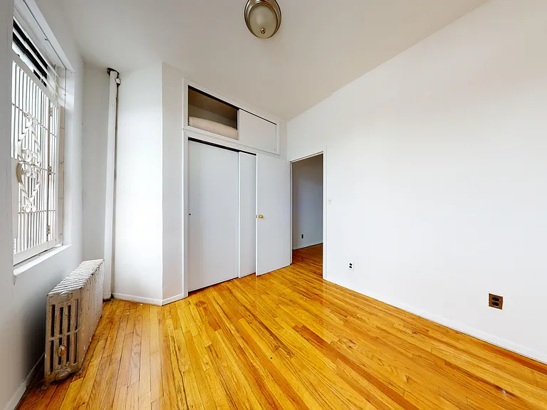 214 E 10th St #10 — Photo 6