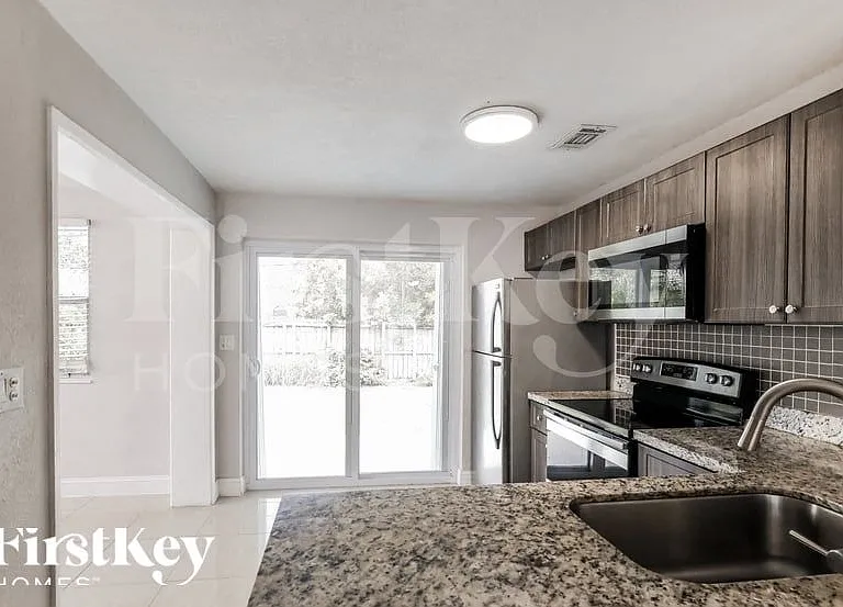 2550 NE 8th Ave — Photo 8