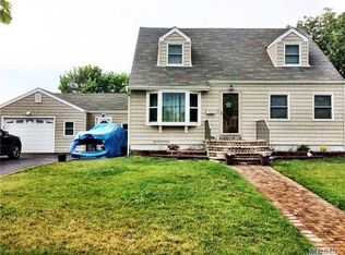 16 W Kissimee Rd, Lindenhurst, NY 11757