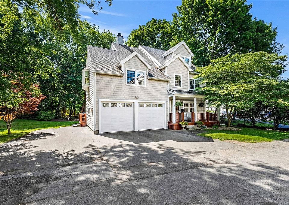 1st image of 11 Woodbury Ct