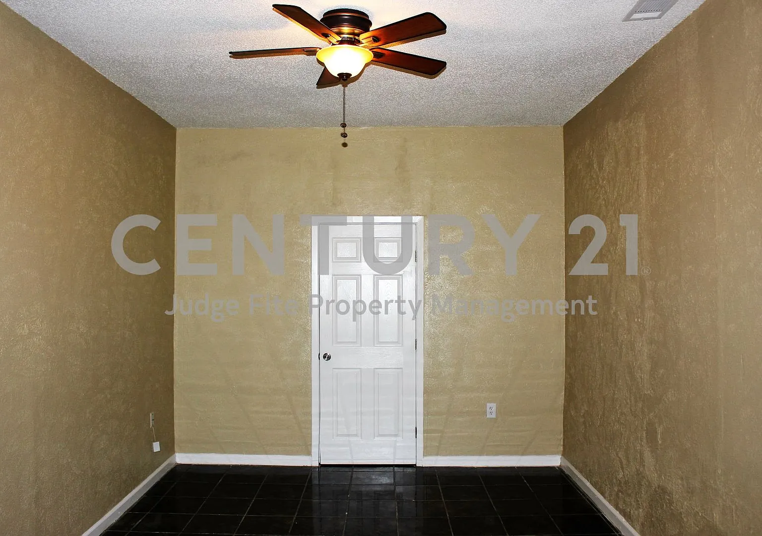 Charming 3/1 in Great Dallas Location For Rent! — Photo 4