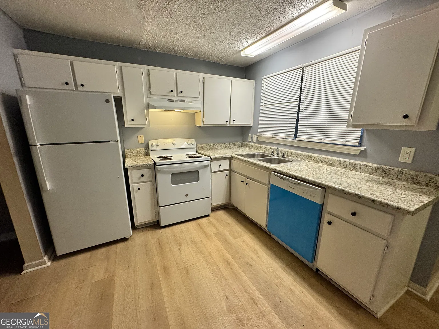 2 bed, 2.0 bath, 1168 sqft, $1,400 — Photo 2