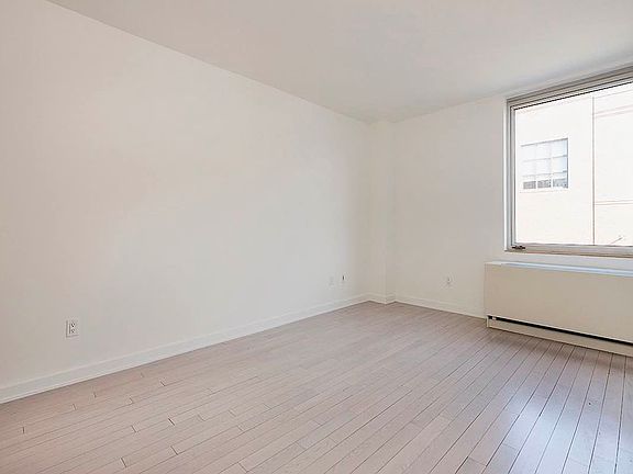 5th image of 250 Bedford Ave #157501