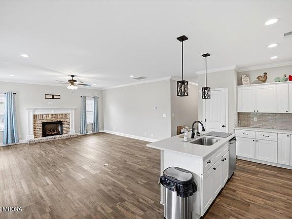 5th image of 490 Barbara Ct