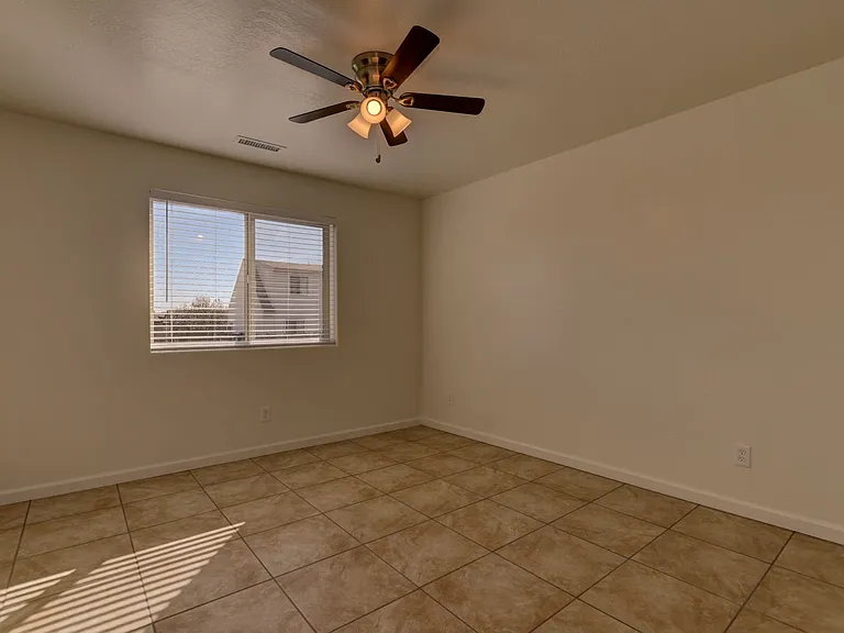 3027 N Corrine Dr — Photo 11