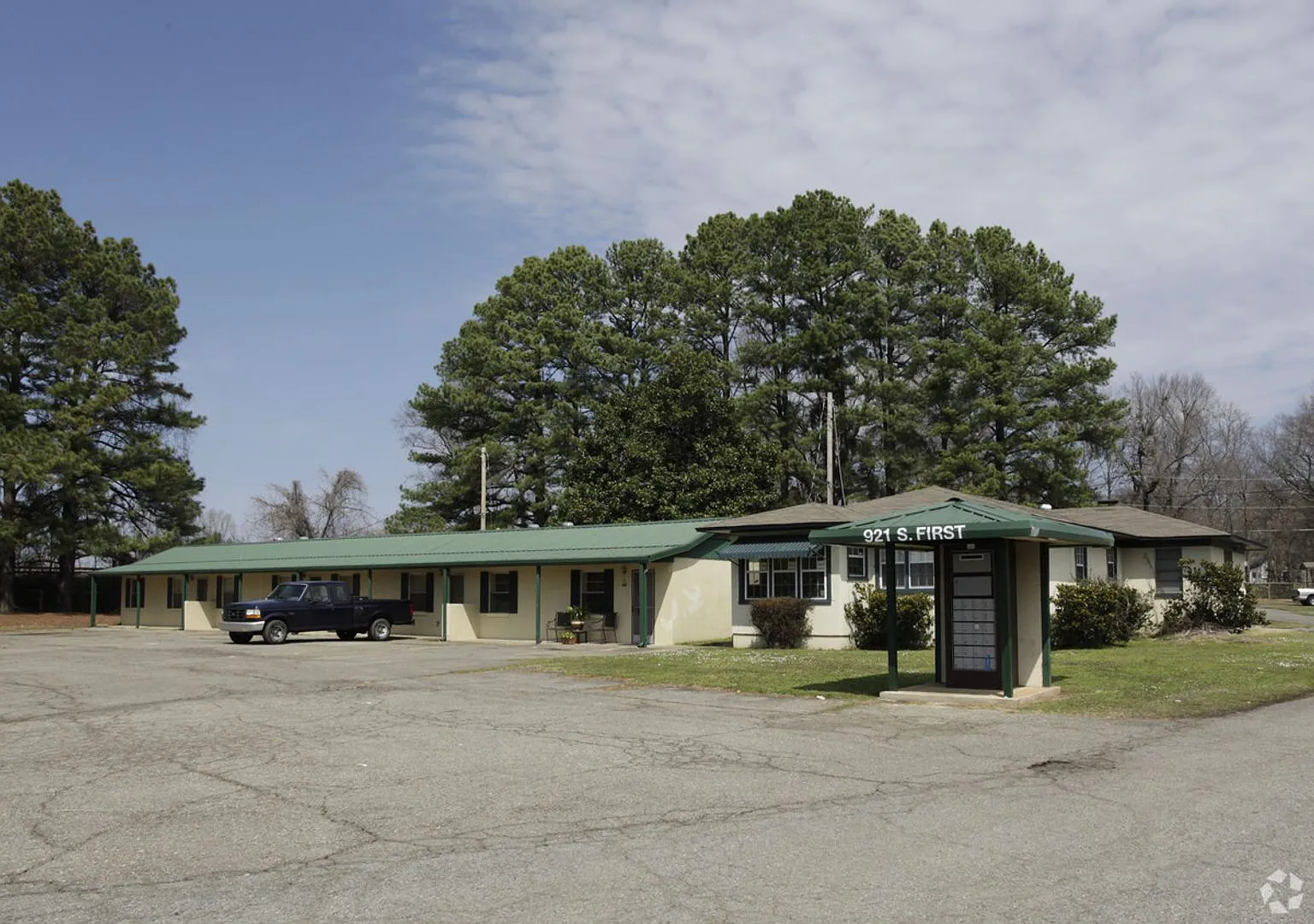 Oxford Apartments — Photo 1