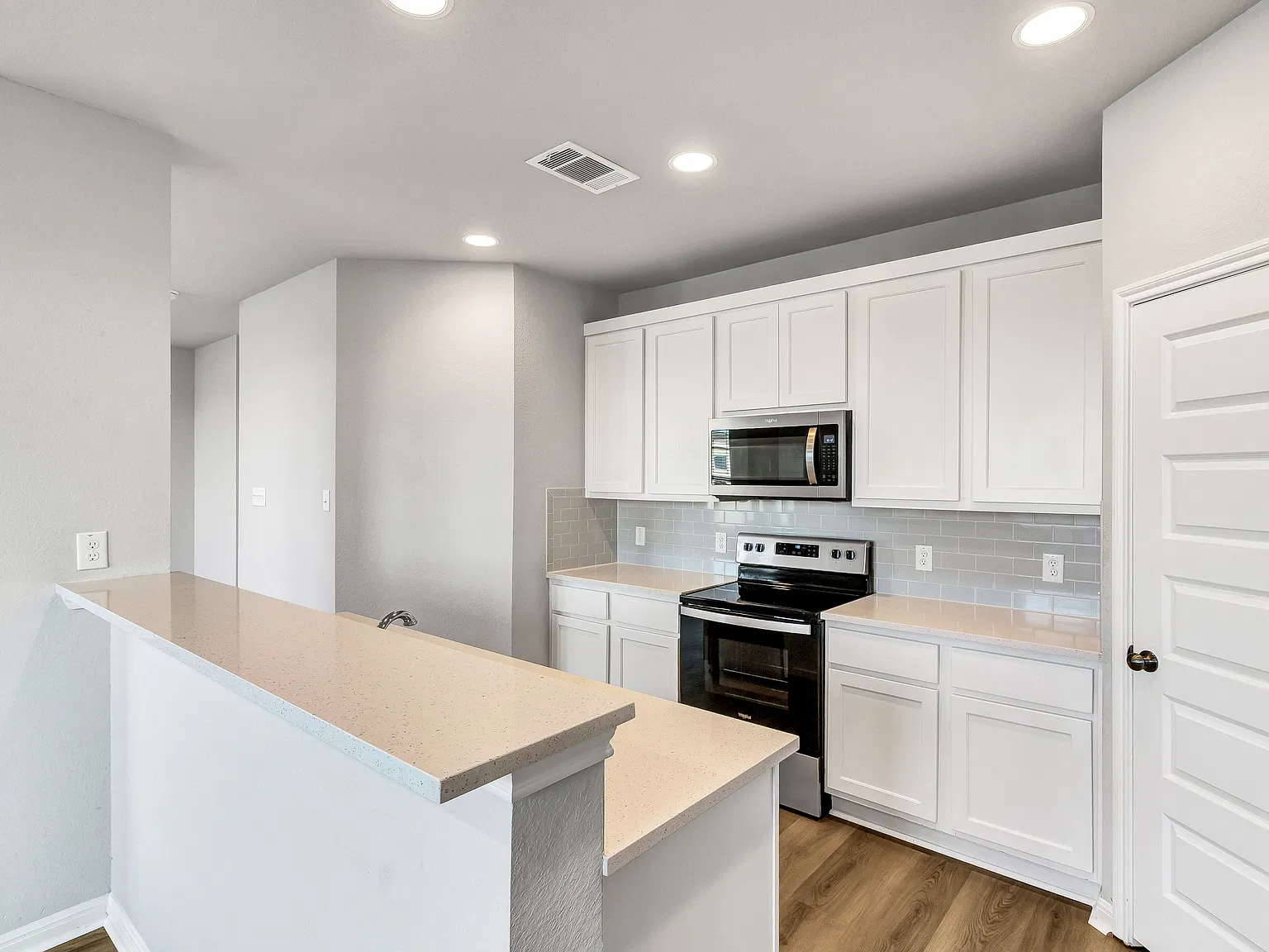 3 bed, 2.5 bath, 1845 sqft, $1,795 — Photo 2