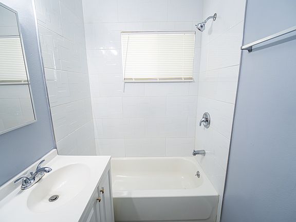 4th image of 1020 E 12th St APT 4