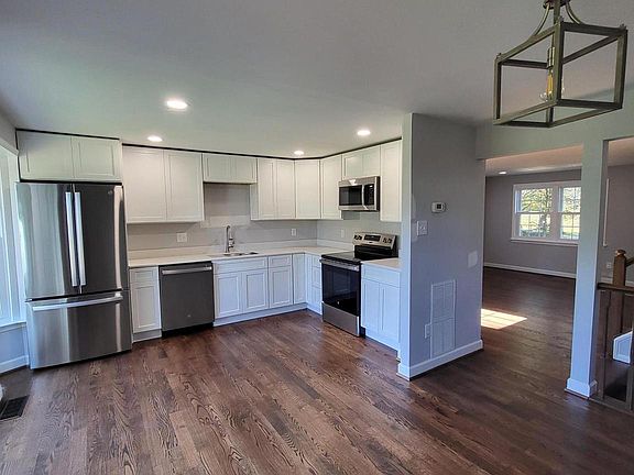 3rd image of 7349 Crestleigh Cir