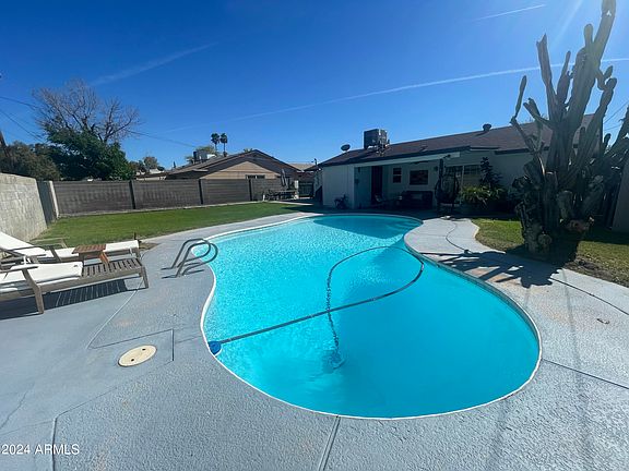 3rd image of 422 E BALBOA Drive