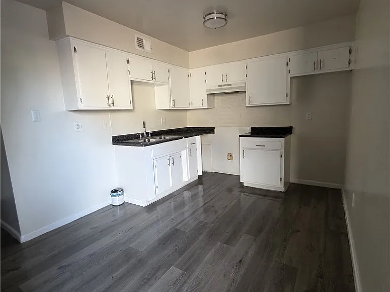1075 E Desert Inn Rd #5 — Photo 3