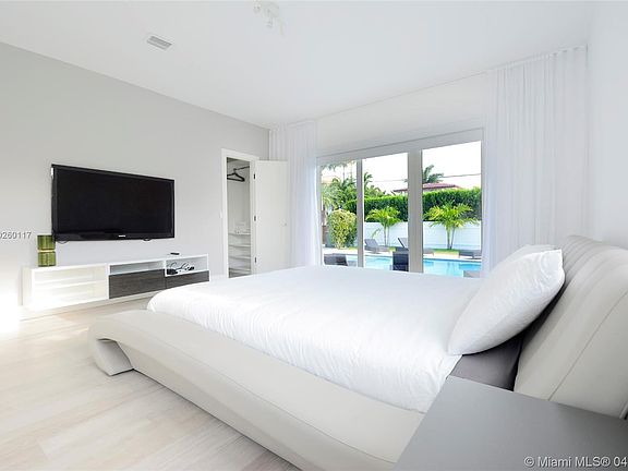 4th image of 880 N Venetian Dr #0