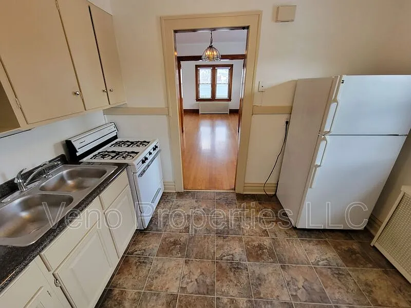 2 bed, 1.0 bath, $1,500 — Photo 2