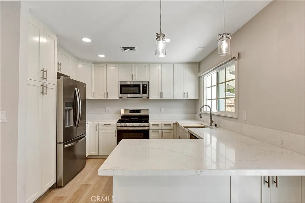 4 bed, 1806 sqft, $5,850 — Photo 4