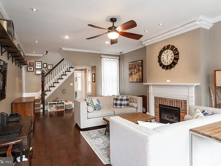 240 E Walnut St — Photo 3