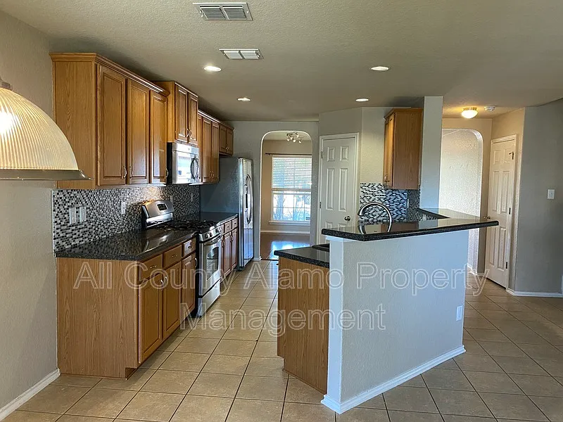 4 bed, 2.5 bath, 2700 sqft, $2,000 — Photo 4