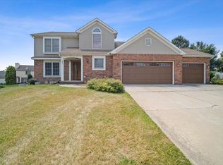 2801 Stonehurst Dr, Bloomington, IL