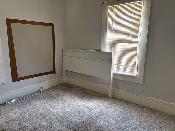 4th image of 123 E Pine St.