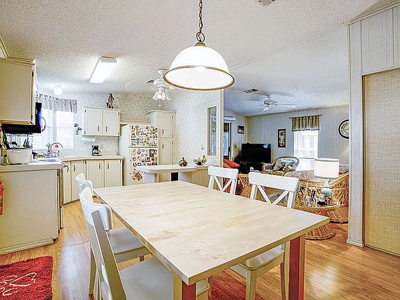 3rd image of 6 Ivanhoe Ct