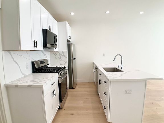 3rd image of 1601 Beach St #201