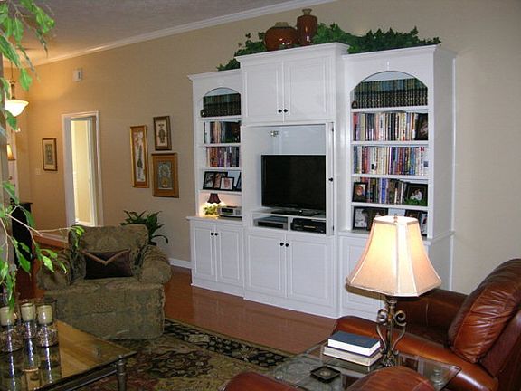 4th image of 1124 Carriage Dr