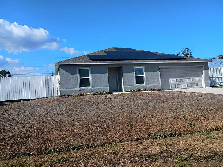 337 SE Starfish Ave — Photo 1