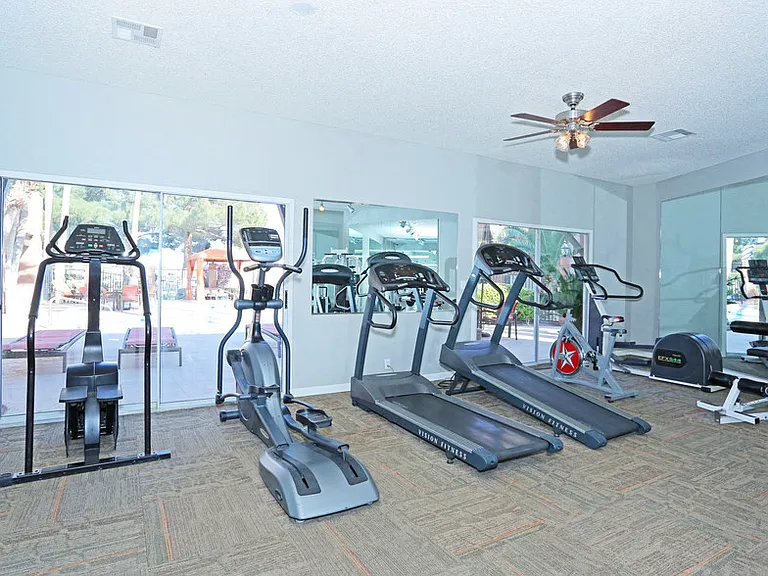 Sunset Pointe Apartments — Photo 11