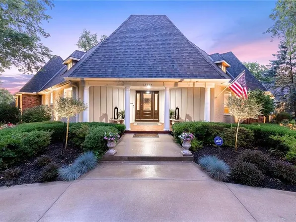 12854 Pembroke Cir, Leawood, KS 66209