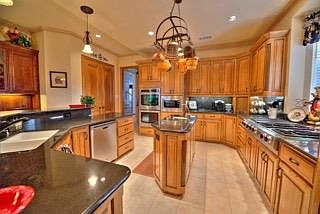 2nd image of 810 Huntington Ct