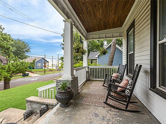 3rd image of 305 W Alamo St