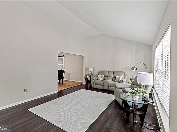 5th image of 220 Tulip St