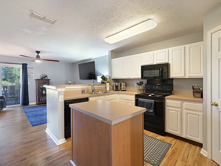 141 Shadow Glen Dr — Photo 8