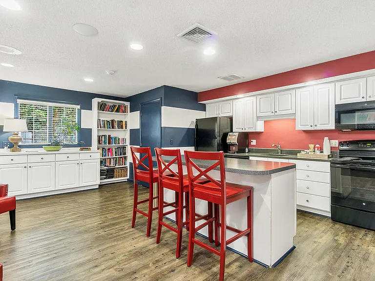 Royal Crest Estates — Photo 18