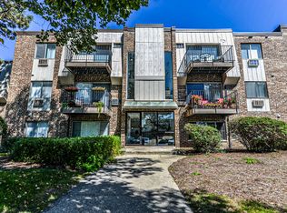 1477 N Winslowe Dr APT 303, Palatine, IL 60074
