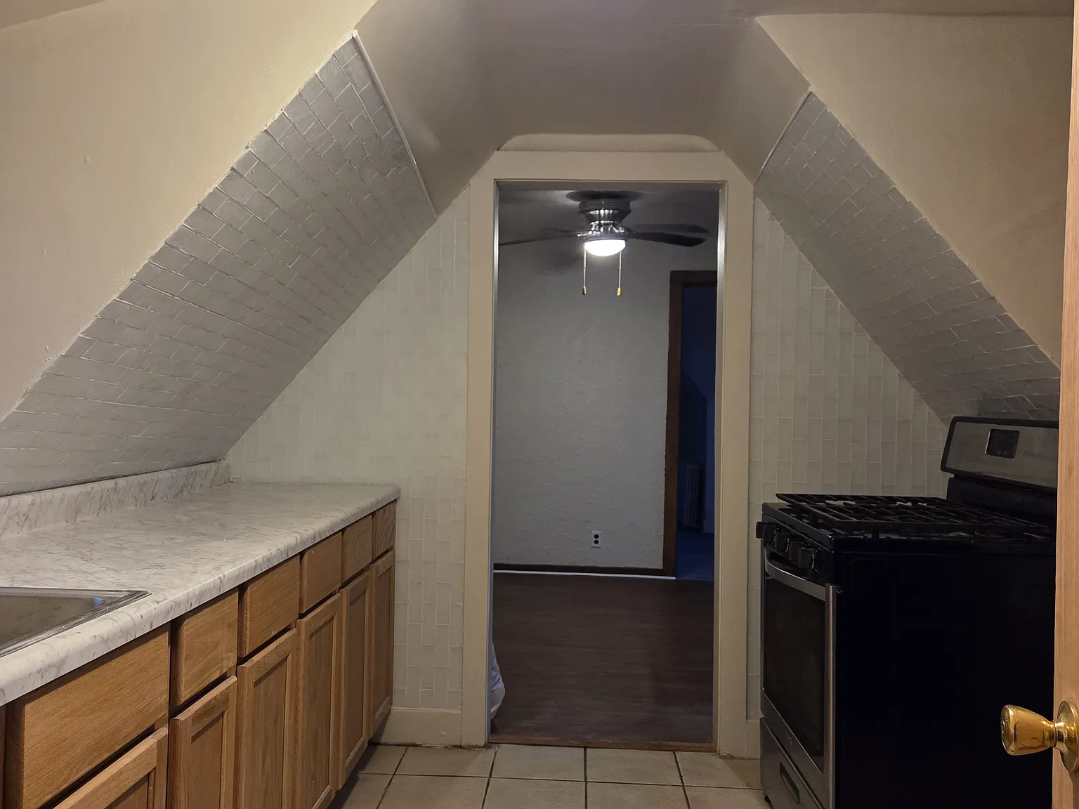 1 bed, 900 sqft, $1,200 — Photo 2