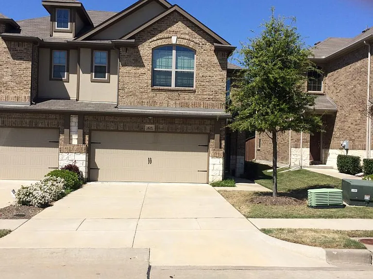 425 Metropolitan Dr — Photo 2