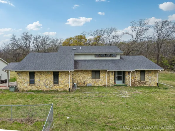 25777 S 220th Rd, Henryetta, OK 74437