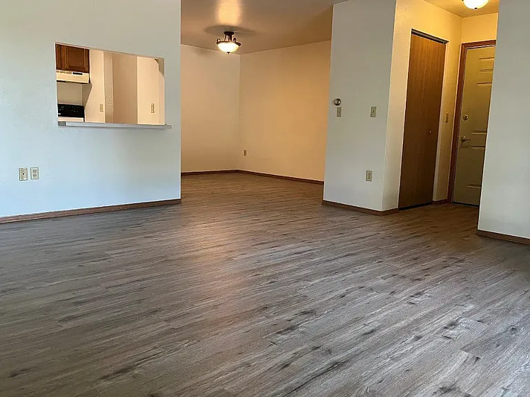 220 W Valley Rd — Photo 2