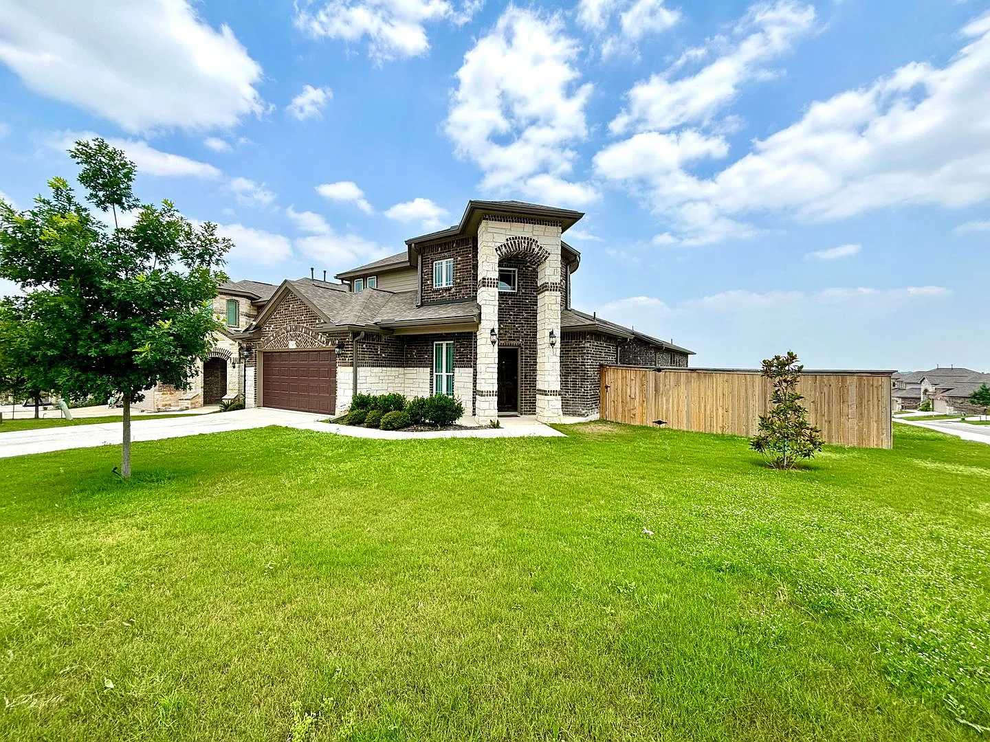 Luxury Living in Arcadia Ridge Corner Lot, 3 Full Baths & Resort-Style Amenities! — Photo 3